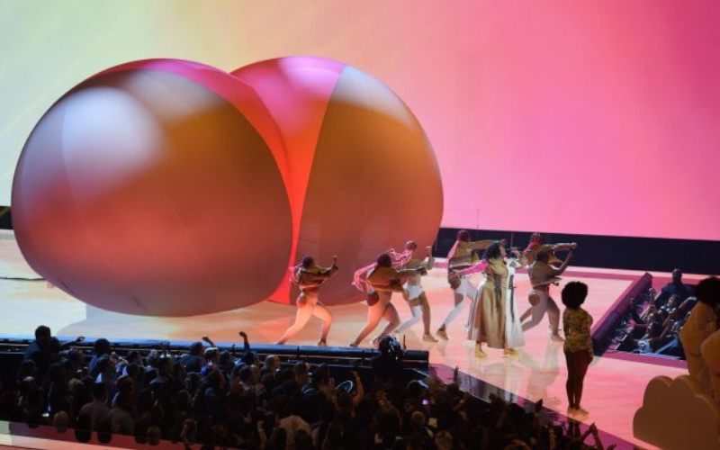 Viacom airs MTV VMAs on children's network Nickelodeon